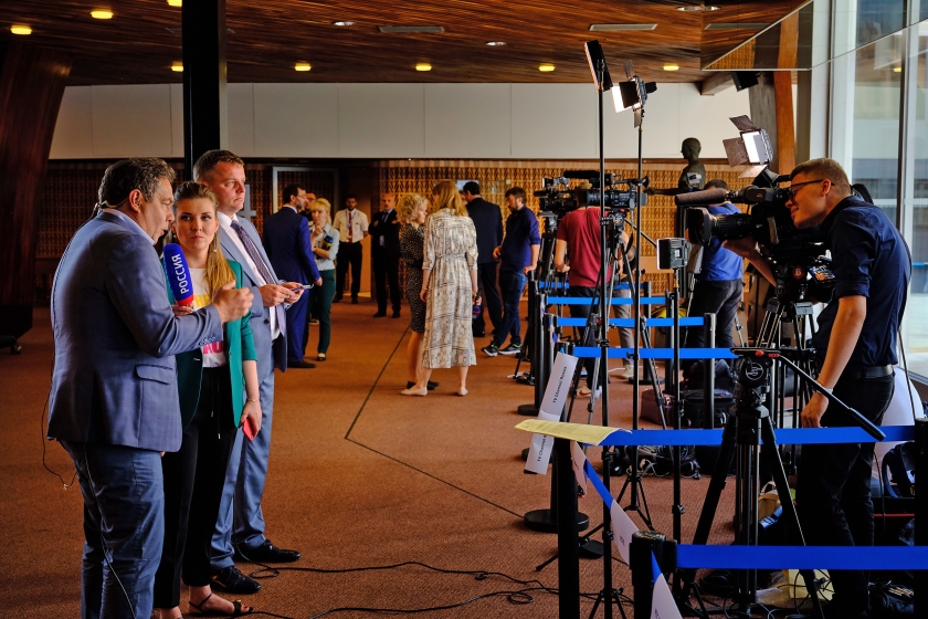 Op de voorgrond een cameraploeg van de Russische staatstelevisie, op de achtergrond Oekraïense journalisten. (Sjoerd Mouissie)