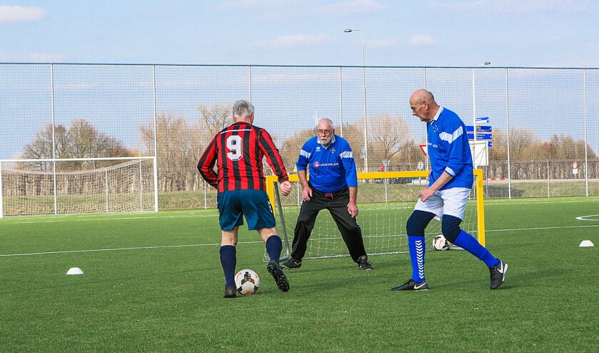 Walking Football: heerlijk met andere senioren een balletje trappen. Er mag niet worden gerend. (nd)