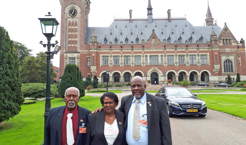 Chagossianen voor het Vredespaleis in Den Haag, met hun vlag op de revers. Midden Mary Liseby Elise, rechts voorman Oliver Bancoult. (nd)