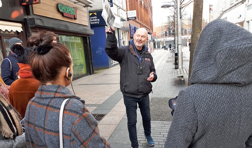 Paul Donnelly is gids in Belfast. Hij was na de vrede in 1998 betrokken bij projecten om oud-strijders met elkaar te laten spreken. (nd)
