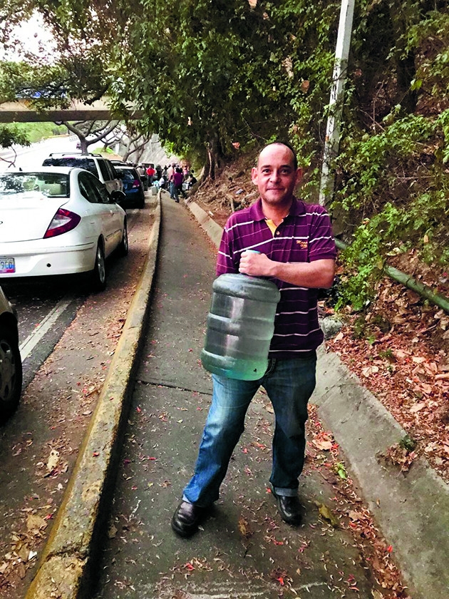 Andres Moreno zit door de stroomstoring thuis zonder water. (afp / Federico Parra en vk)