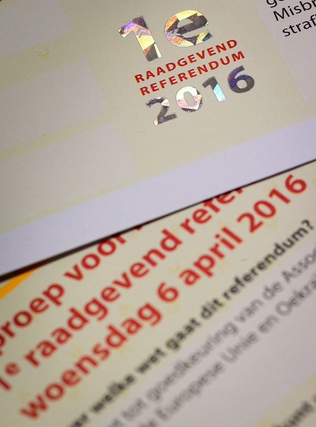 Een stempas voor het referendum over de Wet tot goedkeuring van het Associatieverdrag EU-Oekraïne. (anp / Lex van Lieshout)