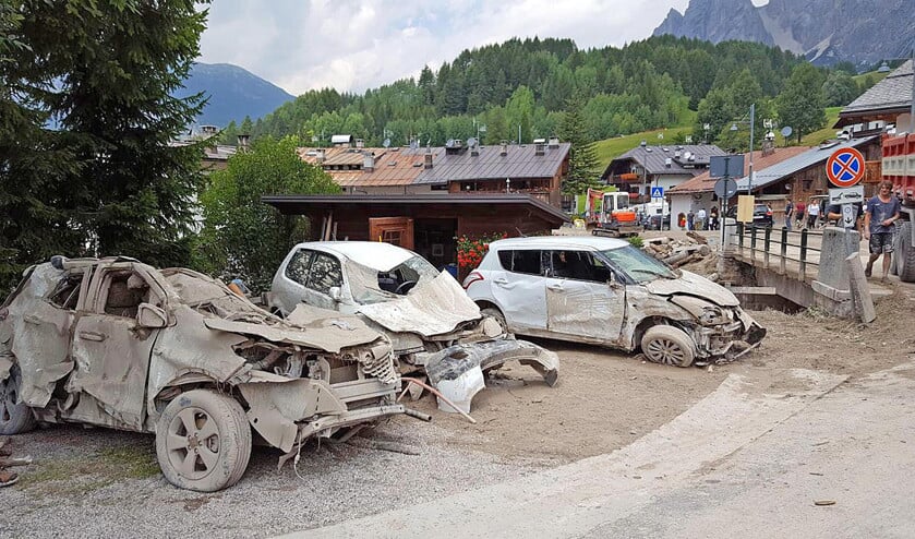 De schade is groot nadat een vloedgolf door de straten kolkte bij het plaatsje Cortina d’Ampezzo in de regio Veneto. (epa)