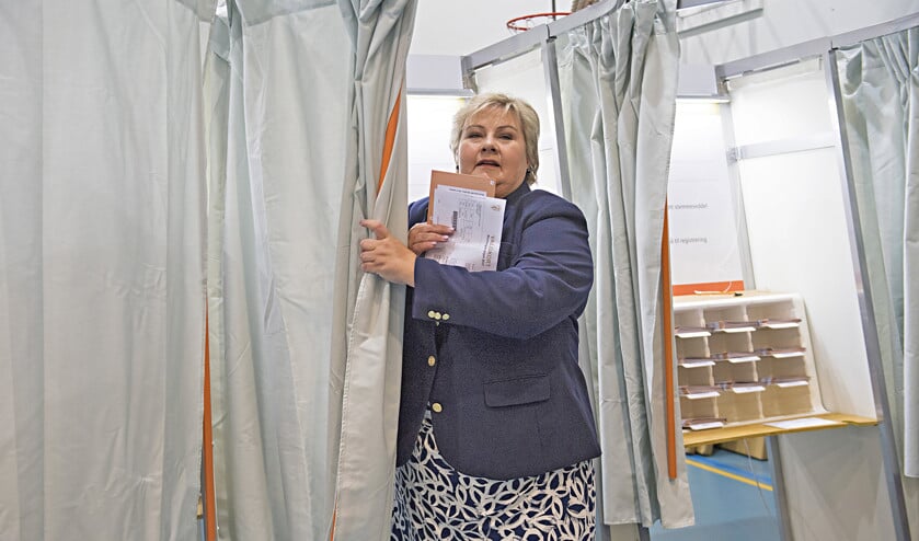 Premier Erna Solberg na het uitbrengen van haar stem in een stembureau van Bergen. (epa / Marit Hommedal)