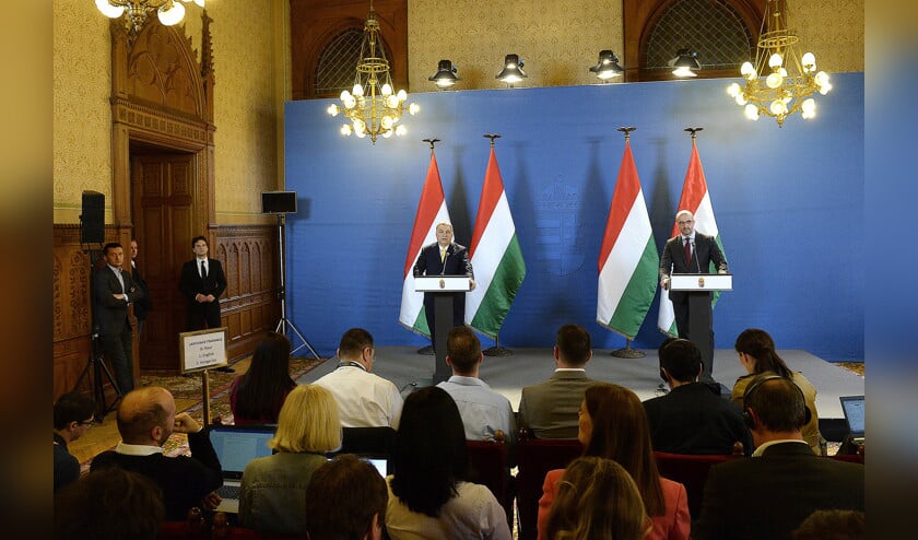 De Hongaarse premier Viktor Orbán (l.) dinsdag tijdens een persconferentie in het parlement van Boedapest. (epa / Lajos Soos)