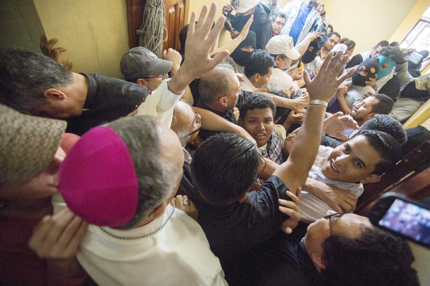 Vorige week trokken knokploegen de kerk van San Sebastian binnen en sloegen een bisschop in elkaar. Bisschop Silcio Baez (links) roept op tot kalmte. (epa / Jorge Torres)