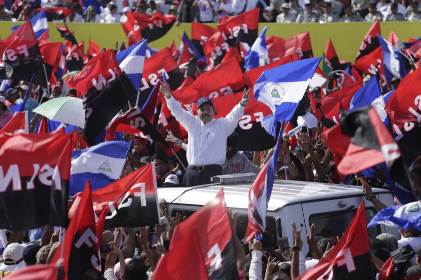 De Nicaraguaanse president Daniel Ortega en zijn aanhangers vieren de 39e verjaardag van de Sandinistische Revolutie. (epa / Rodrigo Sura)