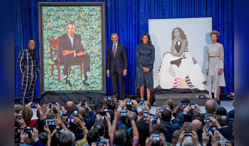 Barack Obama en zijn vrouw Michelle bij hun portretten en geflankeerd door de artiesten die ze maakten, Kehinde Wiley (links) en Amy Sherald (rechts). (afp / Saul Loeb)