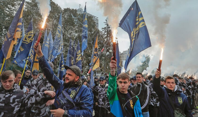 Zwaaiende met fakkel eisen Oekraïense activisten in Kiev dat het parlement een wet accepteert over de verdediging van de rechten van buitenlandse vrijwilligers die deelnamen aan het conflict in de Donbas aan de Oekraïense kant. (epa / Sergey Dolzhenko)