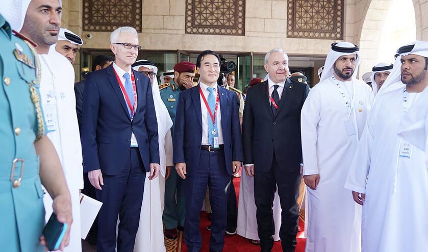 In Dubai is de Zuid-Koreaan Kim Jong Yang (midden) gekozen als nieuwe topman van de politiedienst Interpol. (afp)