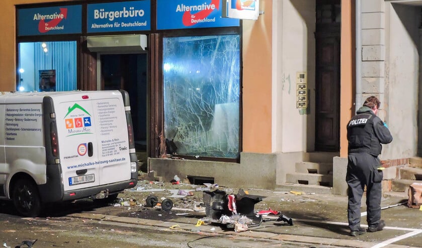 Op donderdagavond ontplofte een zwaar explosief vlak bij het partijkantoor van de AfD in Döbeln, in de Duitse deelstaat Saksen. (epa / Soeren Mueller en afp / Fabian Sommer)