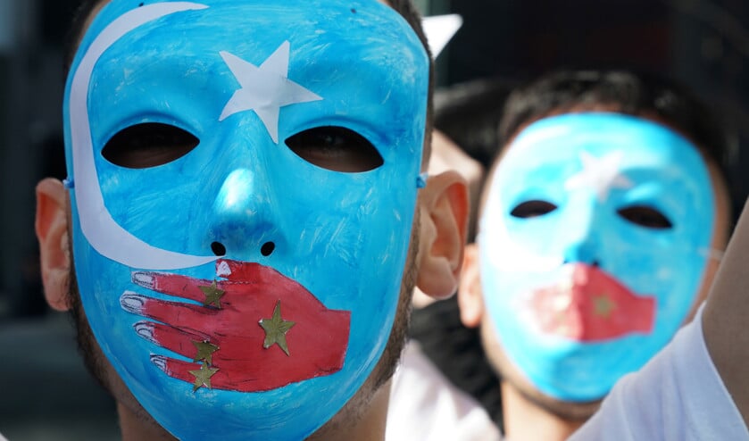 In februari van dit jaar riepen demonstranten bij het gebouw van de Verenigde Naties in New York de Verenigde Staten op meer te doen voor gevangen Oeigoeren in Chinese concentratiekampen. (anp)