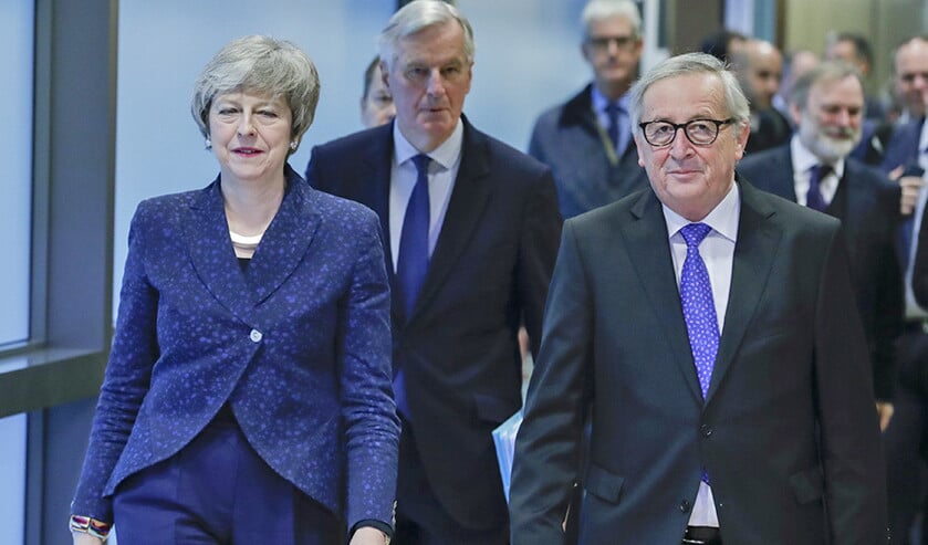 De Britse premier Theresa May (links) en Europees Commissievoorzitter Jean-Claude Juncker (rechts) kwamen in Brussel geen millimeter tot elkaar. (epa / Stephanie Lecocq)