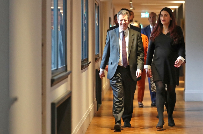 De voormalige Labour-leden Chris Leslie en Luciana Berger op weg naar een persconferentie in Westminster. (afp / Daniel Leal-Olivas)