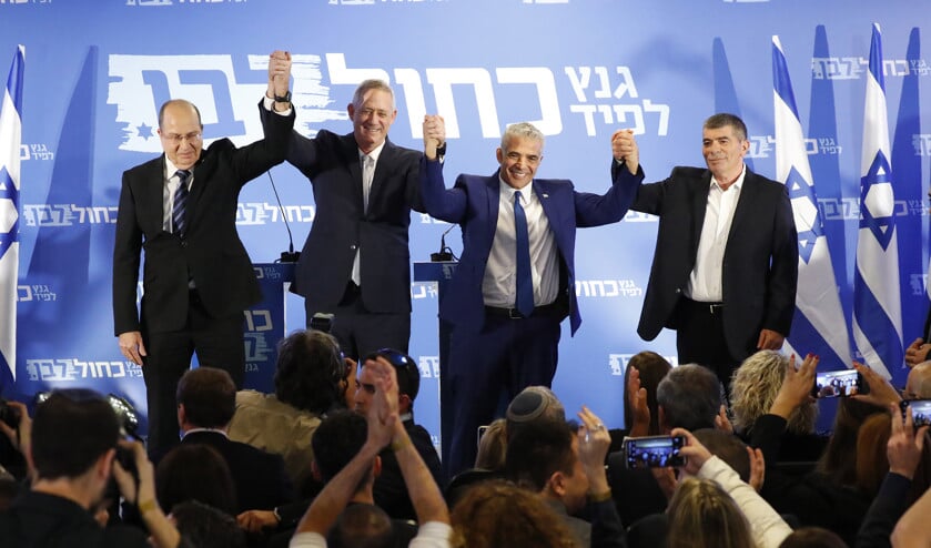 De nieuwe tegenkrachten van Netanyahu: v.l.n.r. Moshe Yaalon, Benny Gantz, Yair Lapid en Gabi Ashkenazi. Ze presenteerden donderdag in Tel Aviv hun gezamenlijke lijst en campagne voor de Israëlische verkiezingen van 9 april. (afp / Jack Guez)