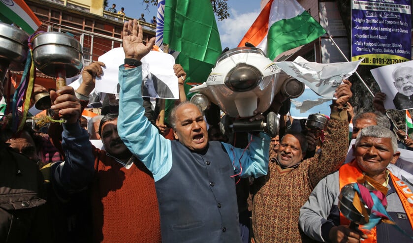 Indiase mensen schreeuwen patriottische leuzen en vieren de aanval van twaalf Indiase bommenwerpers op een doelwit in Kashmir. India en Pakistan bezetten beide een deel van dit gebied en voerden er oorlogen om. (epa / Jaipal Singh)