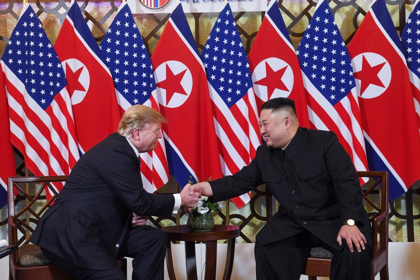 President Donald Trump schudt de hand van de Noord-Koreaanse leider Kim Jong-Un (r.) bij hun ontmoeting in Hanoi. (afp / Saul Loeb)