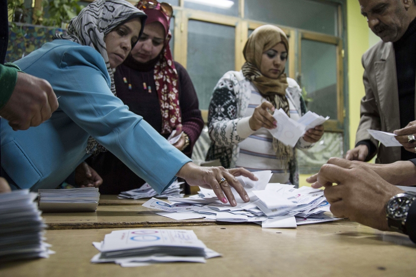 In een stembureau in de Egyptische hoofdstad Caïro worden de stemmen geteld van het driedaagse referendum, dat zaterdag begon. (epa / Mohamed Hossam)