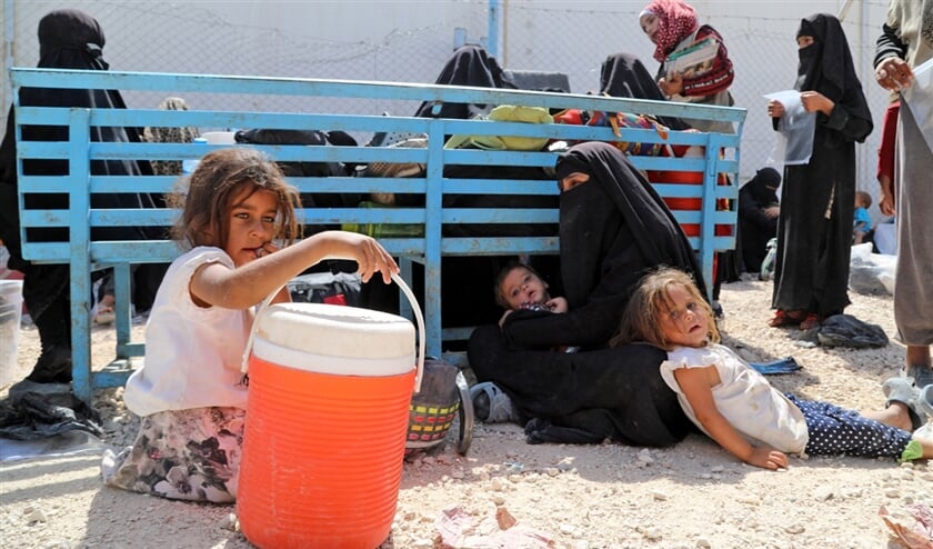 Een vrouw van de ISIS-strijder wacht met haar kinderen op haar deportatie uit het kamp Al Hol, in het noordoosten van Syrië. De leefomstandigheden in het overvolle kamp zijn volgens de VN ‘verschrikkelijk’. (epa / Ahmed Mardnli)