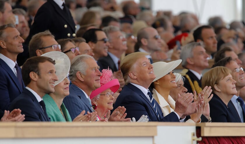 De Franse president Emmanuel Macron, de Britse premier Theresa May, prins Charles, koningin Elizabeth en de Amerikaanse president Donald Trump woonden woensdag de herdenking van D-day bij. (afp / Tolga Akmen)