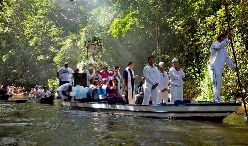 Rooms-katholieke pelgrims in een processie per boot ter gelegenheid van het jaarlijkse feest van Maria’s onbevlekte ontvangenis. Ze varen over de rivier de Caraparu in de Braziliaanse Amazone. (reuters / Paulo Santos)