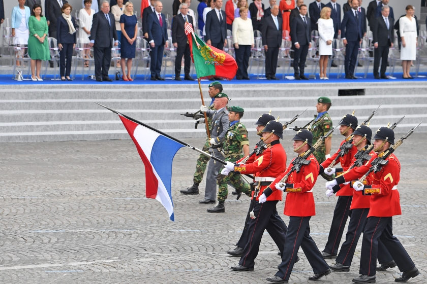 Portugese en Nederlandse soldaten liepen op 14 juli, de Franse nationale feestdag, mee in de militaire parade in Parijs. (afp / Alain Jocard)