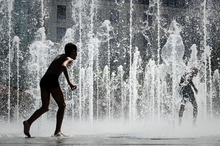 In een groot deel van Europa is het dezer dagen zo warm dat elke vorm van verkoeling welkom is. Op de stranden is het druk en fonteinen mogen zich in grote populariteit verheugen (afp / Phillipe Lopez)