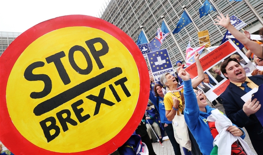 Bij de Europese Commissie, in Brussel, werd woensdag gedemonstreerd door voor- en tegenstanders van de brexit. Met het naderen van 31 oktober lopen de spanningen op. Ondernemers zien weinig in het laatste Britse voorstel. (epa / Stephanie Lecocq)