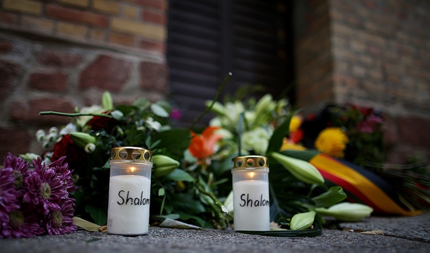 Kaarsen en bloemen bij een provisorisch gedenkteken voor de synagoge in Halle, waar woensdag twee mensen werden doodgeschoten. (afp / Ronny Hartmann)