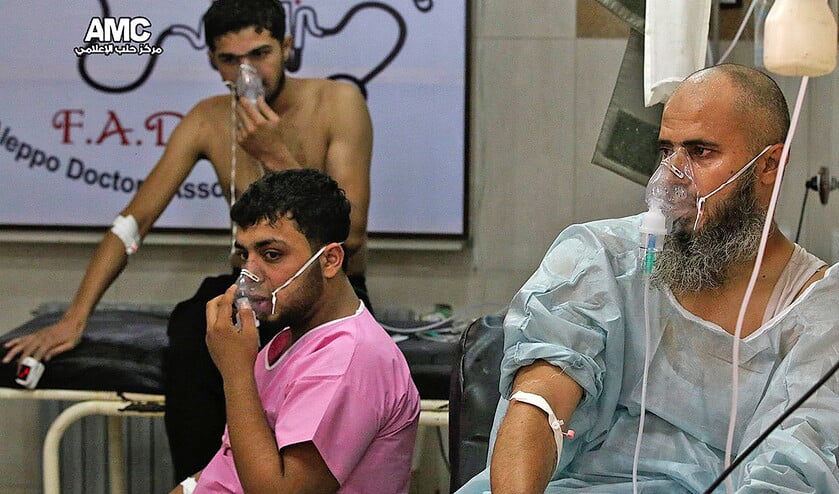 Op door rebellen verspreide foto’s is te zien hoe inwoners van Aleppo in het ziekenhuis zuurstof toegediend krijgen. Volgens reddingswerkers hadden zeker honderd mensen ademhalingsproblemen na een aanval met chloorgas. (ap)
