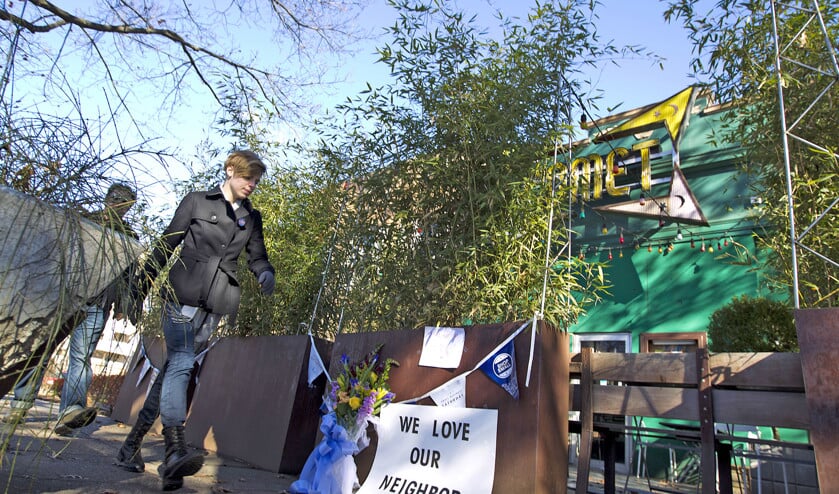 Mensen lopen langs de groene voorgevel van pizzeria Comet Ping Pong in Washington, middelpunt van een rel over vermeend seksueel misbruik. (ap / Jose Luis Magana)