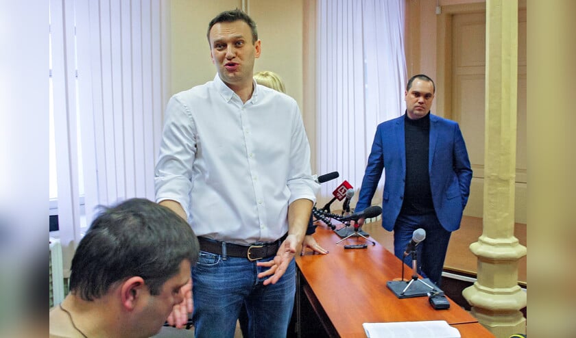 De Russische oppositieleider Alexej Navalny reageert tegen de pers op het vonnis dat hij net daarvoor te horen kreeg. Daarmee is hij uitgesloten voor de presidentsverkiezingen in maart 2018. ‘Ik erken dit vonnis niet’, aldus Navalny. (ap / Sergei Shistarev)