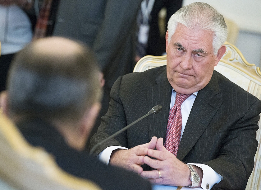 De Amerikaanse minister van Buitenlandse Zaken Rex Tillerson in gesprek met zijn Russische collega Sergey Lavrov tijdens hun ontmoeting in Moskou. De relatie tussen de twee landen zit ‘op een dieptepunt’. (ap / Alexander Zemlianichenko)