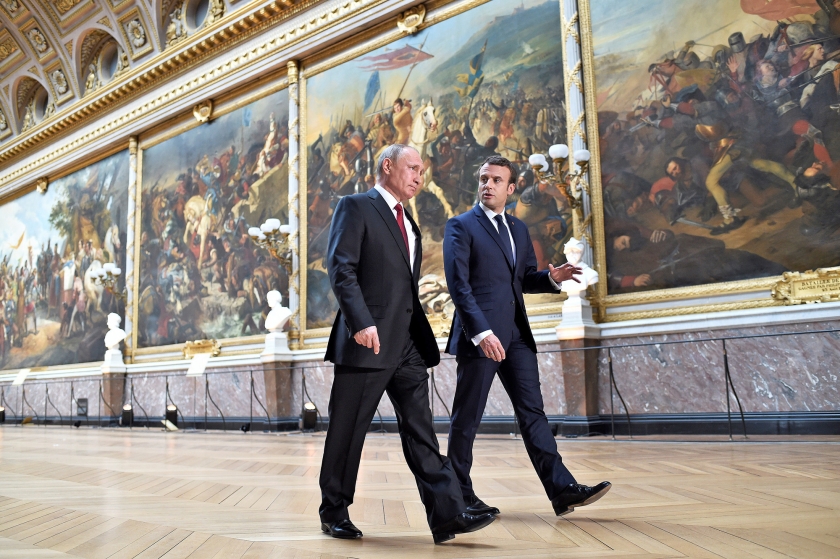 De Franse president Emmanuel Macron (r.) en zijn Russische ambtgenoot Vladimir Putin lopen door de Galerie des Batailles in het Paleis van Versailles. (ap / Stephane de Sakutin)