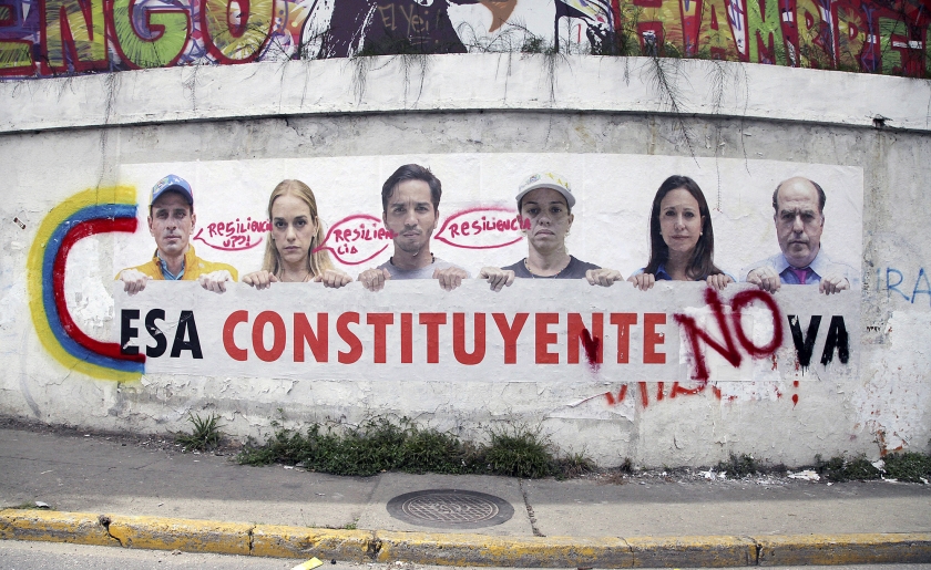 Op een poster maken Venezolaanse oppositieleiders duidelijk dat ze tegen de door president Maduro gewenste grondwetgevende vergadering zijn. (ap / Wil Riera)