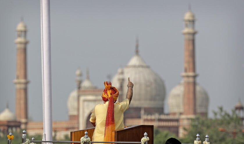 Premier Narendra Modi spreekt op de nationale Onafhankelijkheidsdag de Indiase bevolking toe. Hij deed dat dinsdag in New Delhi, bij de restanten van het historische Red Fort dat herinnert aan de Britse koloniale overheersing tot 1947. (ap / Manish Swarup)