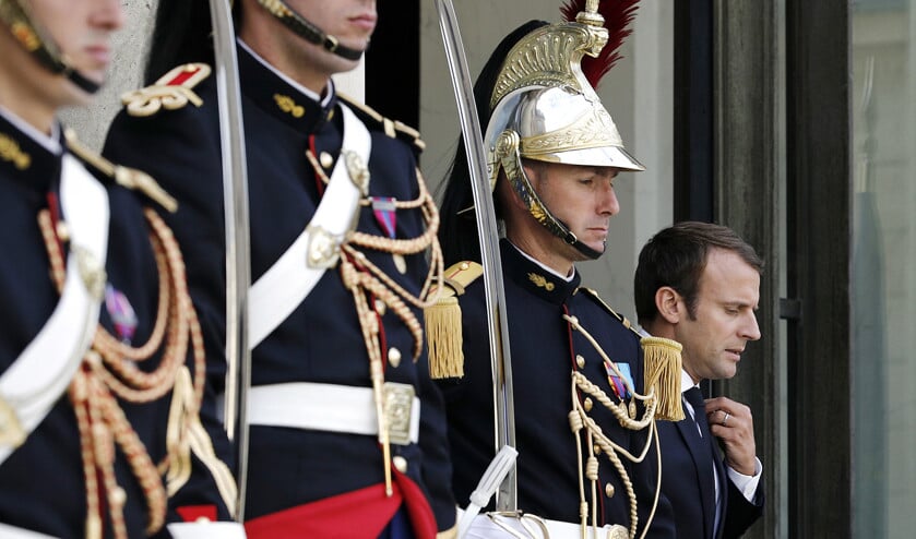 President Emmanuel Macron (r.) wacht bij het Élysée in Parijs op premier Mark Rutte, met wie hij donderdag sprak over onder meer de Brexit. (ap / Kamil Zihnioglu)