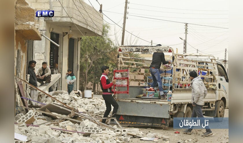 Inwoners van Idlib maken zich gereed voor vertrek. Volgens de VN zijn in Idlib sinds 1 december al bijna 100.000 mensen op de vlucht geslagen. (ap)