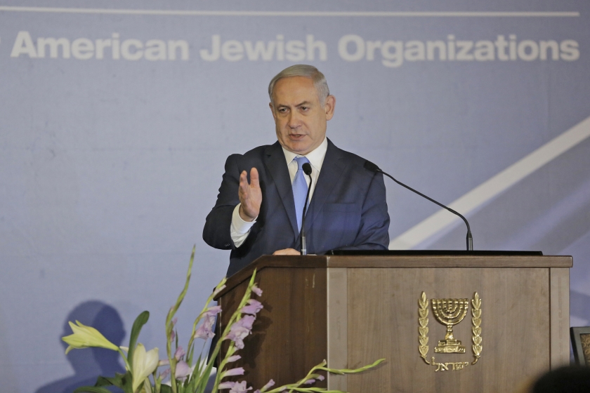 De Israëlische premier Benjamin Netanyahu wordt beschuldigd van corruptie. Desondanks blijft zijn partij, Likud, het in de peilingen goed doen. (ap / Sebastian Scheiner)