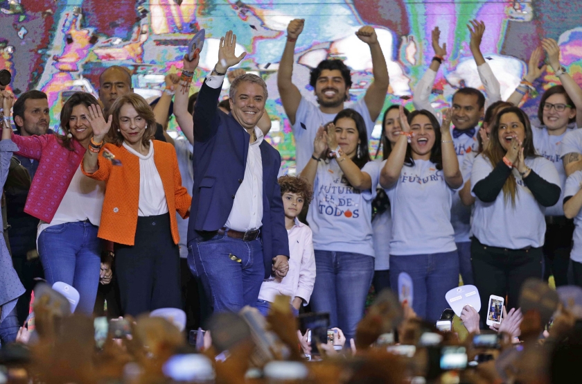 Iván Duque viert zijn verkiezingsoverwinning zondag in Bogota, de hoofdstad van Colombia. (ap / Fernando Vergara)