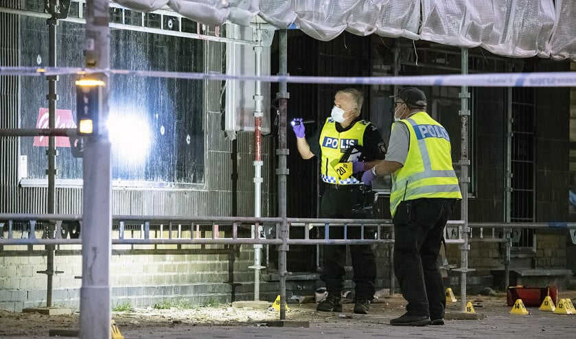 Politieonderzoek in Malmö op de plek waar medio juni enkele mensen werden neergeschoten bij een internetcafé. (ap / Johan Nilsson)