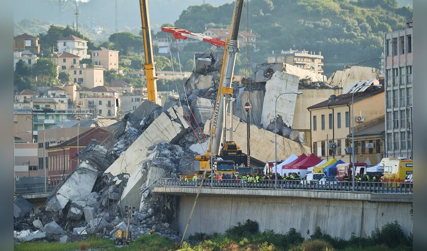 Nog steeds wordt onder het puin van de Morandi-rampbrug in Genua gezocht naar slachtoffers. De vrees is groot dat het dodental, nu al 39, verder zal oplopen. Door instortingsgevaar is het reddingswerk gedeeltelijk stopgezet. (ap / Luca Zennaro)