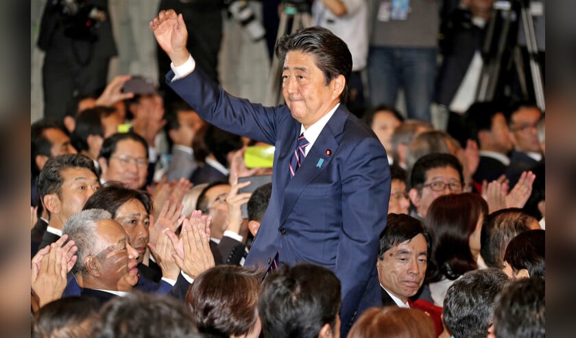 Premier Shinzo Abe bedankt voor het applaus dat hij donderdag kreeg, na zijn zege in de leiderschapsverkiezingen binnen zijn Liberaal Democratische Partij. (ap / Koji Sasahara)