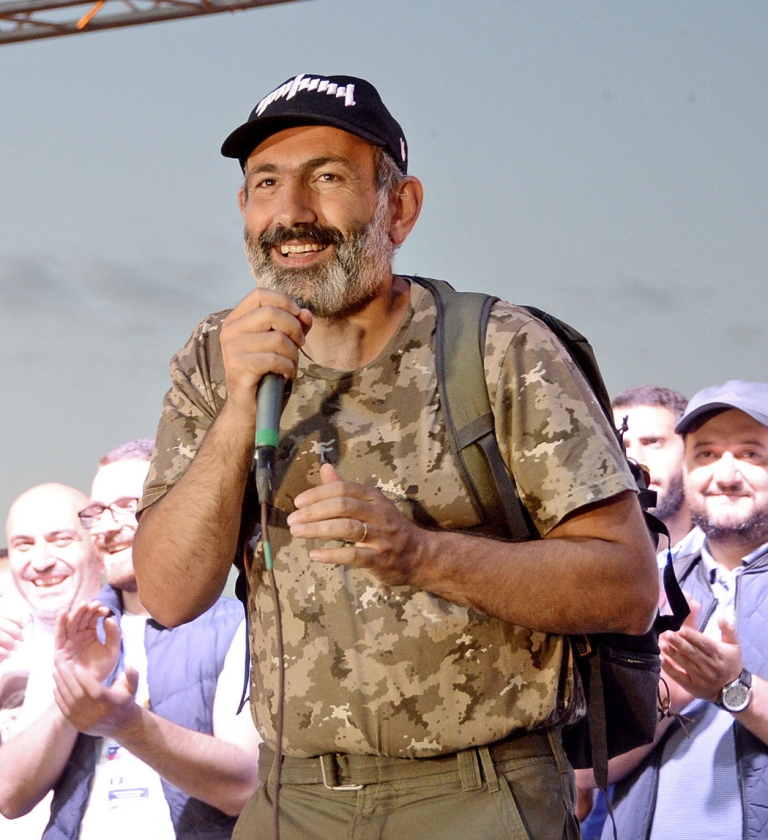 Nikol Pasjinjan, nog in zijn oude plunje van oppositieleider, spreekt op 2 mei aanhangers toe in Jerevan. (ap)
