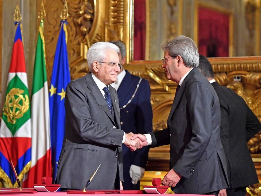 De Italiaanse president Sergio Mattarella (l.) en premier Paolo Gentiloni, de opvolger van de in december afgetreden Matteo Renzi. (ap / Ettore Ferrari)
