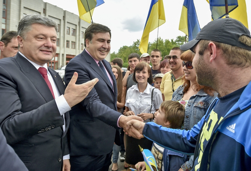 President Petro Porosjenko (l.) en Mikhail Saakasjvili in mei 2015. Saakasjvili was toen net benoemd tot gouverneur van de regio Odessa. (ap / Mykola Lazarenko)