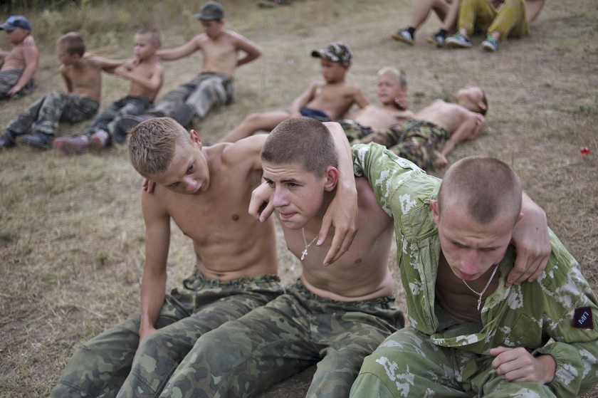 Ruim honderd jongens van acht tot achttien jaar leren tijdens het militaire jeugdkamp op de Krim schieten, klimmen, terreinverkenning en allerlei overlevingstactieken. (ap / Andrew Lubimov, Alexei Nikolsky)