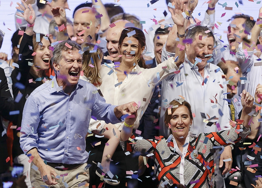 Zakenman Mauricio Macri (links) speelde zondag klaar wat maar weinigen hadden verwacht, hij won de verkiezingen. (ap / Ricardo Mazalan)