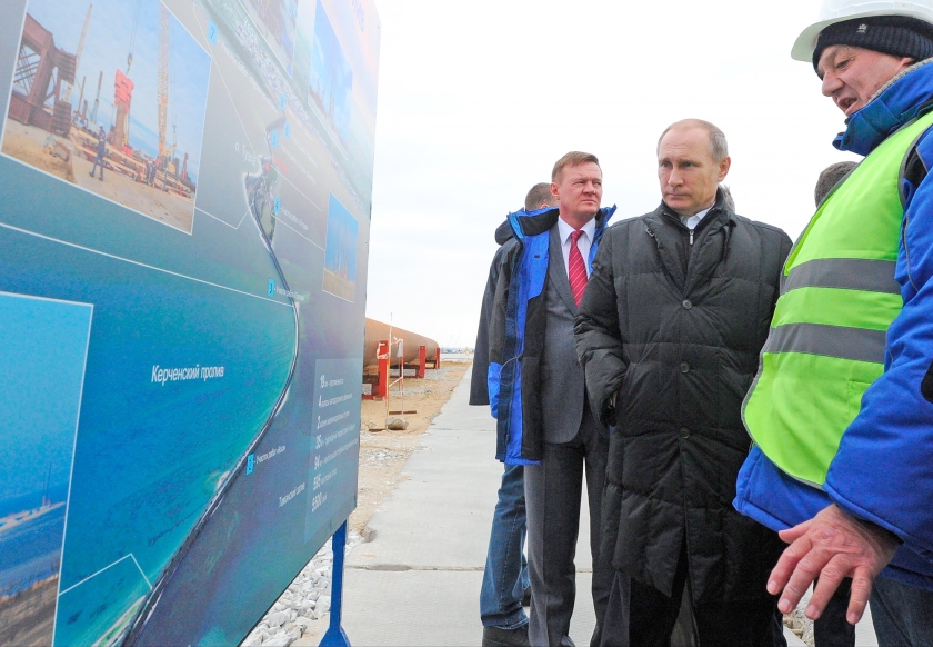 Dit voorjaar inspecteerde Vladimir Putin hoogstpersoonlijk de bouwplaats. De bevolking vertrouwt er op dat zijn megaproject slaagt. (ap Mikhail Klimentyev / Sputnik, Kremlin Pool)