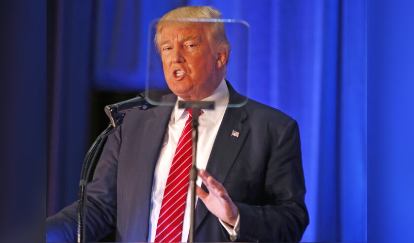 Donald Trump leest tijdens een bijeenkomst in Ohio zijn teksten van een teleprompter. Krasse, geïmproviseerde opmerkingen worden hierdoor vermeden, is het idee. (ap / Gerald Herbert en Henry Griffin)